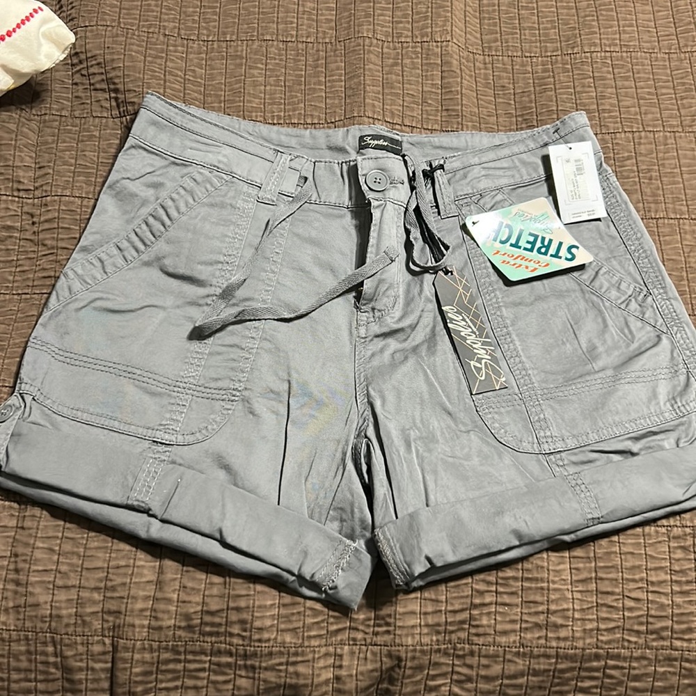 Supplies grey cargo short.